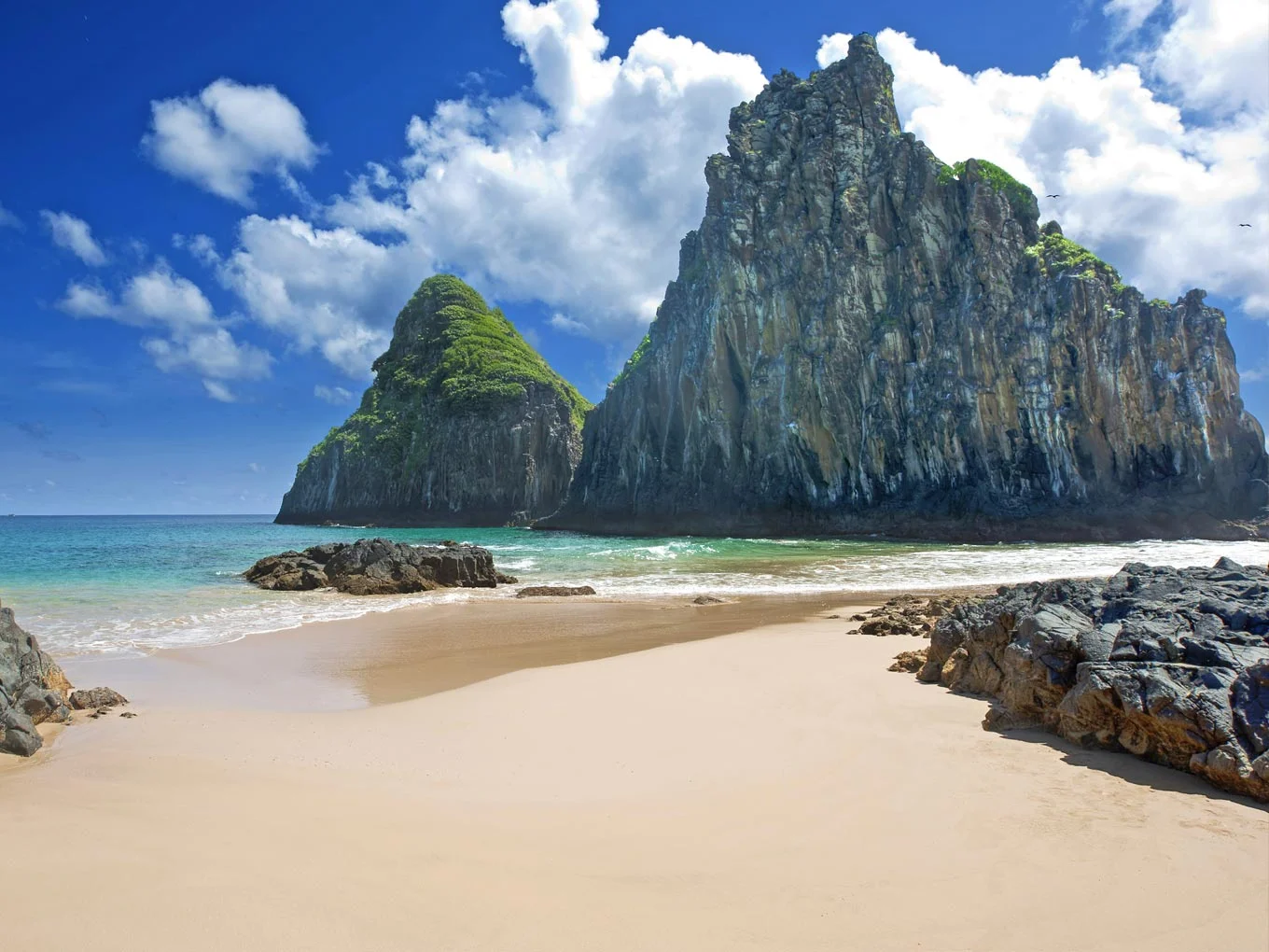 Fernando de Noronha beach with the Dois Irmãos hill
